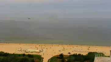 Kamery nad morzem na szeroką plażę i falochrony w Świnoujściu.