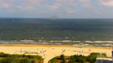 Kamery nad morzem na szeroką plażę i falochrony w Świnoujściu.
