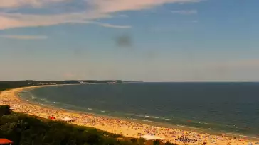 Kamery nad morzem na szeroką plażę i falochrony w Świnoujściu.