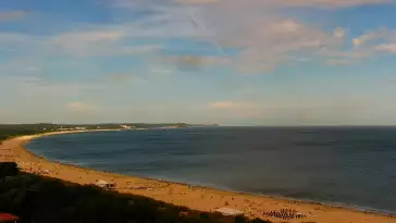 Kamery nad morzem na szeroką plażę i falochrony w Świnoujściu.