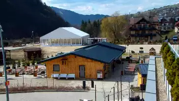 Dolna stacja kolei linowej PKL na Palenicę w Szczawnicy to główny punkt startowy dla turystów i narciarzy odwiedzających PKL Szczawnica Palenica