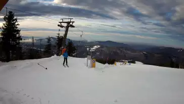 Widok z górnej stacji wyciągu orczykowego w Szczyrk Mountain Resort.