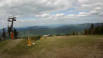 Widok z górnej stacji wyciągu orczykowego w Szczyrk Mountain Resort.
