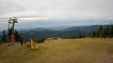 Widok z górnej stacji wyciągu orczykowego w Szczyrk Mountain Resort.