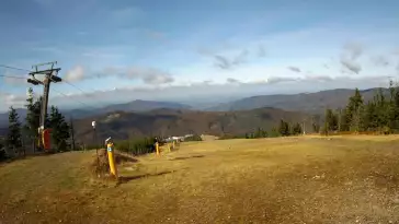 Widok z górnej stacji wyciągu orczykowego w Szczyrk Mountain Resort.