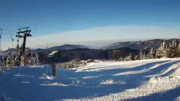 Widok z górnej stacji wyciągu orczykowego w Szczyrk Mountain Resort.