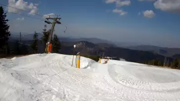 Widok z górnej stacji wyciągu orczykowego w Szczyrk Mountain Resort.