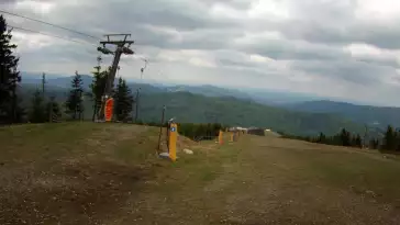 Widok z górnej stacji wyciągu orczykowego w Szczyrk Mountain Resort.