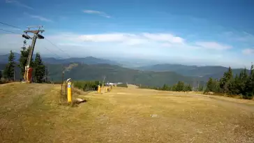 Widok z górnej stacji wyciągu orczykowego w Szczyrk Mountain Resort.