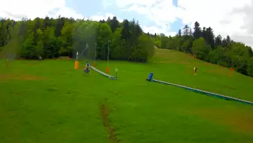 Kamera prezentuje widok na wyciąg orczykowy w Szczyrk Mountain Resort.