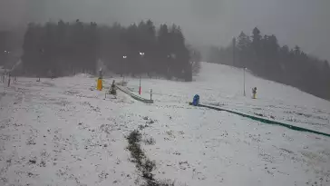 Kamera prezentuje widok na wyciąg orczykowy w Szczyrk Mountain Resort.