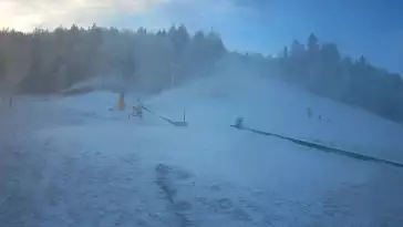 Kamera prezentuje widok na wyciąg orczykowy w Szczyrk Mountain Resort.