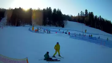 Kamera prezentuje widok na wyciąg orczykowy w Szczyrk Mountain Resort.