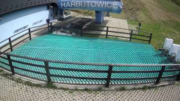 Widok na dolny odcinek trasy narciarskiej w Szklana Góra w Harbutowicach.