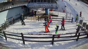 Widok na dolny odcinek trasy narciarskiej w Szklana Góra w Harbutowicach.