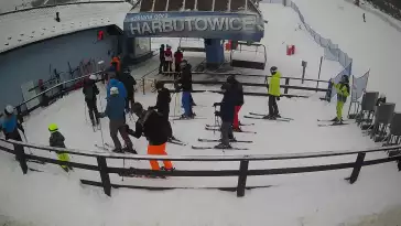 Widok na dolny odcinek trasy narciarskiej w Szklana Góra w Harbutowicach.