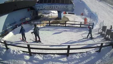 Widok na dolny odcinek trasy narciarskiej w Szklana Góra w Harbutowicach.