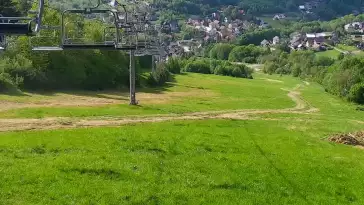 Widok na stację narciarską Szklana Góra w Harbutowicach.
