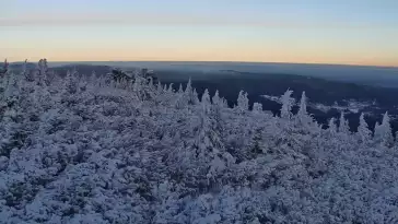 Doskonały punkt widokowy na Kotlinę Jeleniogórską oraz Góry Izerskie, a także Karkonosze czeskie.