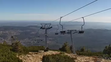 Doskonały punkt widokowy na Kotlinę Jeleniogórską oraz Góry Izerskie, a także Karkonosze czeskie.