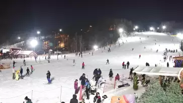 Kamera przedstawia wyciąg orczykowy na stoku narciarskim Szwajcaria Bałtowska