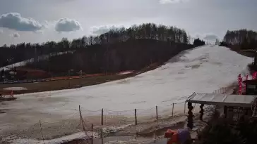 Kamera przedstawia wyciąg orczykowy na stoku narciarskim Szwajcaria Bałtowska