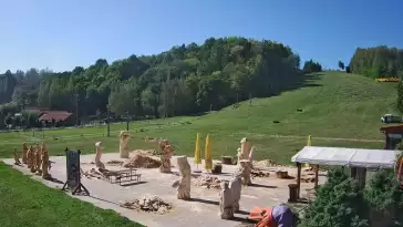 Kamera przedstawia wyciąg orczykowy na stoku narciarskim Szwajcaria Bałtowska