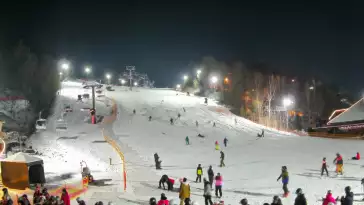 Kamera przedstawia dolną część stoku narciarskiego.