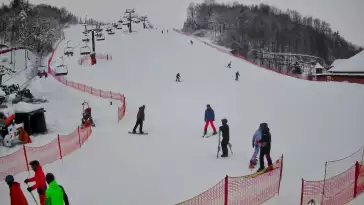 Kamera przedstawia dolną część stoku narciarskiego.