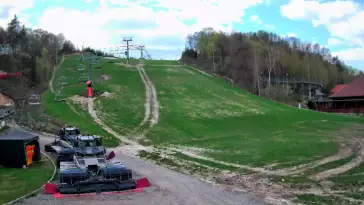 Kamera przedstawia dolną część stoku narciarskiego.