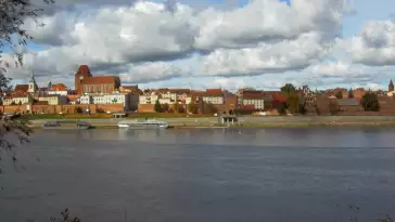 Ciekawe ujęcie na miasto Toruń z kamery zamieszczonej nad rzeką Wisłą.