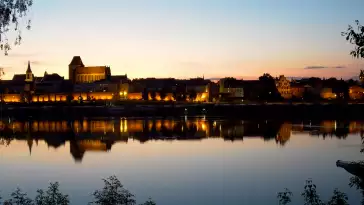 Ciekawe ujęcie na miasto Toruń z kamery zamieszczonej nad rzeką Wisłą.