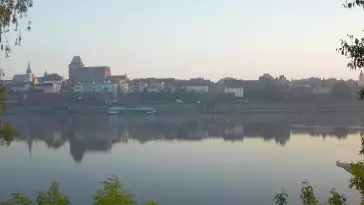 Ciekawe ujęcie na miasto Toruń z kamery zamieszczonej nad rzeką Wisłą.