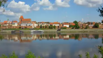Ciekawe ujęcie na miasto Toruń z kamery zamieszczonej nad rzeką Wisłą.