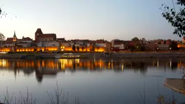 Ciekawe ujęcie na miasto Toruń z kamery zamieszczonej nad rzeką Wisłą.