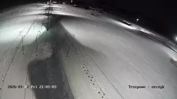 Widok na wyciąg orczykowy stacji narciarskiej Trzepowo na Kaszubach.