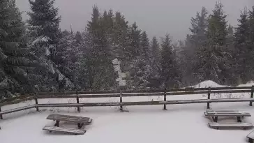 Przepiękny widok z kamery na Turbaczu ze schroniska PTTK.