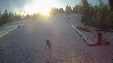 Widok live na odpowiednio wypłaszczony stok, przygotowany specjalnie dla najmłodszych narciarzy