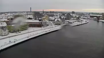 Widok z pylonu na plażę, latarnię morską i kanał portowy.