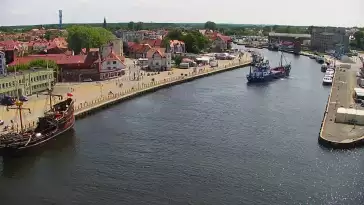 Widok z pylonu na plażę, latarnię morską i kanał portowy.