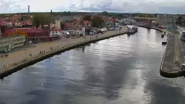 Widok z pylonu na plażę, latarnię morską i kanał portowy.