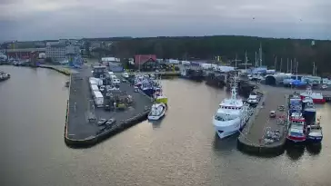 Widok z pylonu na plażę, latarnię morską i kanał portowy.