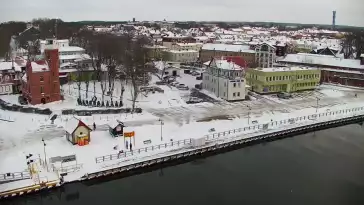 Widok z pylonu na plażę, latarnię morską i kanał portowy.