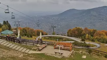 Obraz przedstawia tor saneczkowy wraz z piękną panorama.
