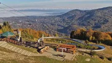 Obraz przedstawia tor saneczkowy wraz z piękną panorama.