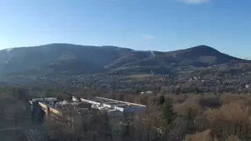 W oddali widzimy kolej linową Czantoria, a po prawej stronie Małą Czantorię Poniwiec.