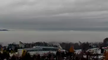 W oddali widzimy kolej linową Czantoria, a po prawej stronie Małą Czantorię Poniwiec.