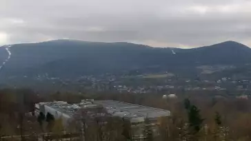 W oddali widzimy kolej linową Czantoria, a po prawej stronie Małą Czantorię Poniwiec.