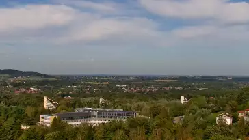 W oddali widzimy kolej linową Czantoria, a po prawej stronie Małą Czantorię Poniwiec.