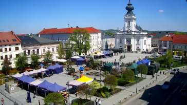 Widok na rynek w Wadowicach z kamery obrotowej.